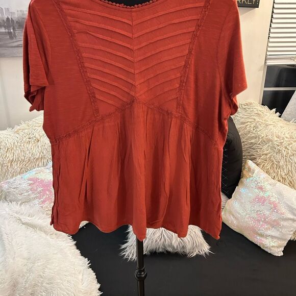 Plus size Rayon top with cute keyhole back - Picture 2 of 8